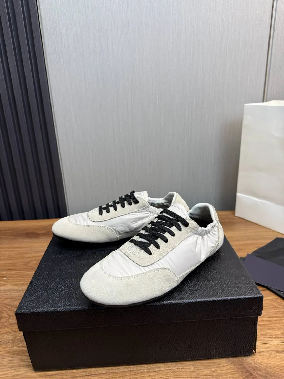 Men's shoes 💰600💰 PRADA 2025 Early Spring Collapse New Couple Style Sports Shoes Moral Training Shoes The name Collapse comes from the fact that it can be easily put on and taken off with bare hands. The light and comfortable features make it more relaxed and casual. The side elastic design can be worn twice! Super comfortable catwalk sneakers, as light and thin as ballet slippers, as comfortable as sneakers, comfortable and super light on the feet. Fabric: nubuck leather spliced ​​with nylon cloth. Silk cowhide foot pads. Size: Women's code 35/40 Men's code 39/45